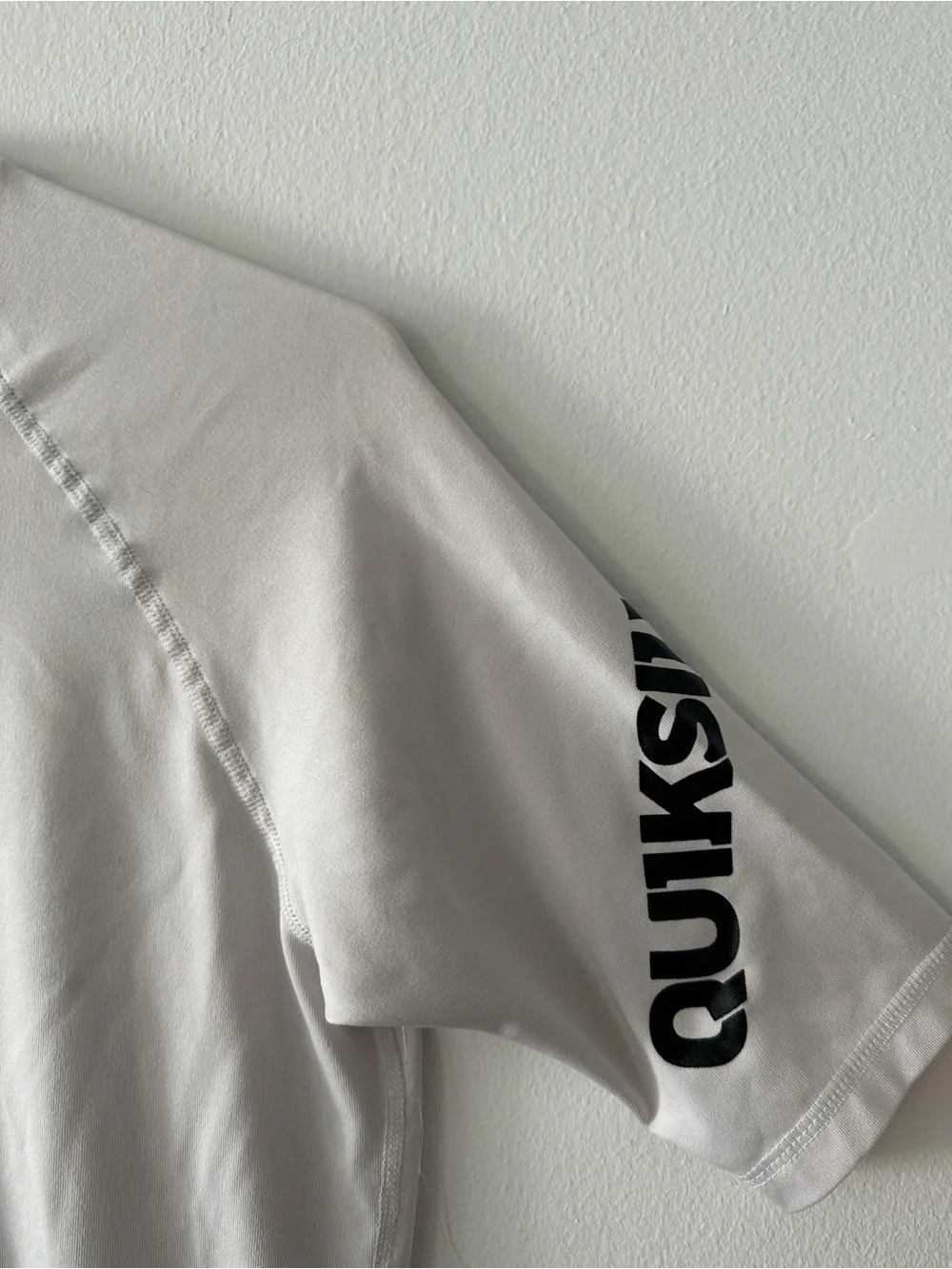 Quicksilver Off White Short Sleeve Rash Guard Surf Tee No Size Tag Est. Size Men